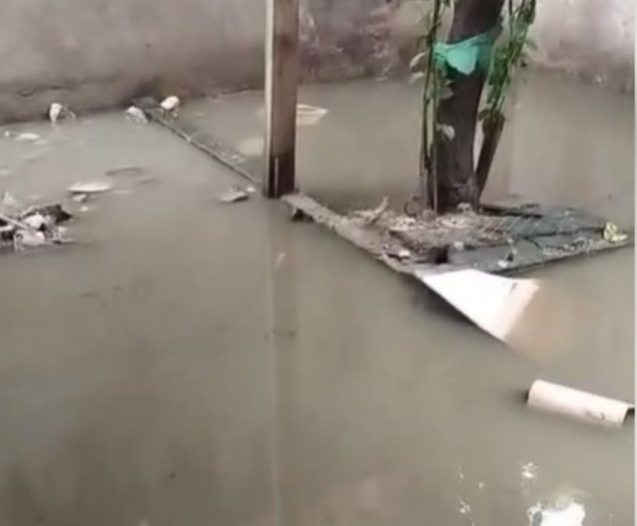 “Falta de manutenção da Embasa”; morador do bairro Tomba tem casa alagada após água da chuva retornar pela rede de esgoto