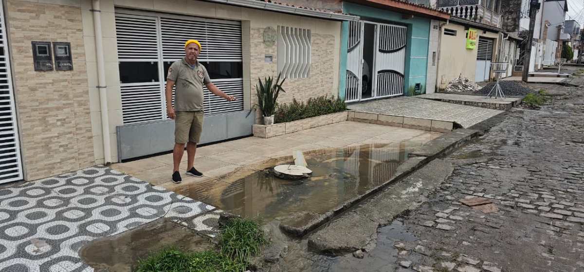 “Falta de manutenção da Embasa”; morador do bairro Tomba tem casa alagada após água da chuva retornar pela rede de esgoto