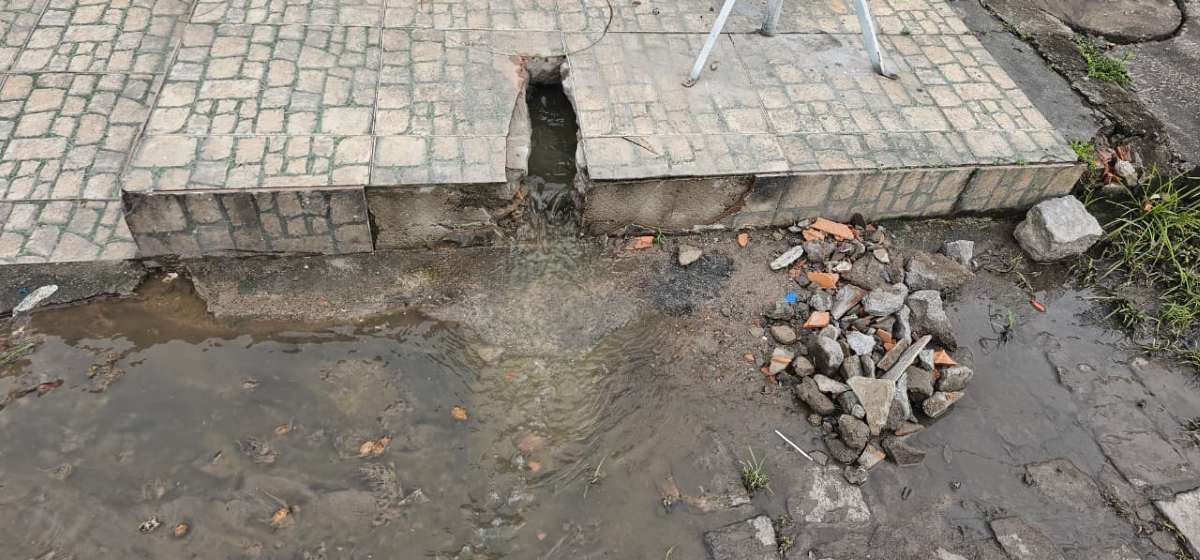 “Falta de manutenção da Embasa”; morador do bairro Tomba tem casa alagada após água da chuva retornar pela rede de esgoto