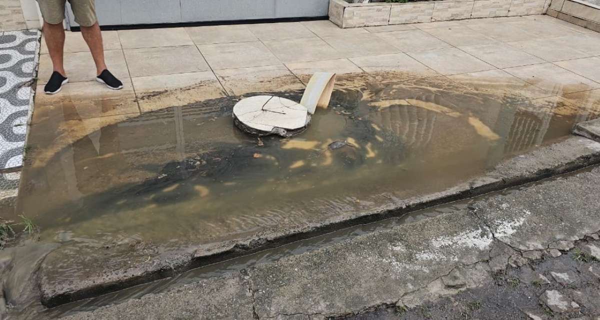 “Falta de manutenção da Embasa”; morador do bairro Tomba tem casa alagada após água da chuva retornar pela rede de esgoto