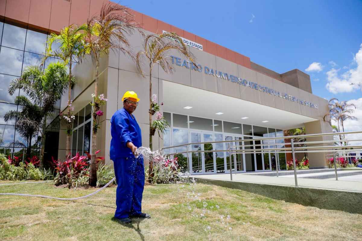 Novo Teatro da Uefs entra na fase final com testes de som e iluminação