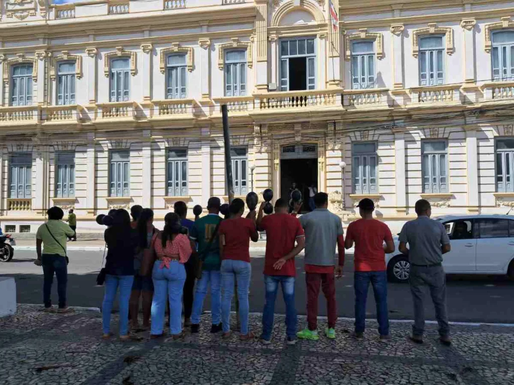 Funcionários de empresas terceirizadas realizam protesto em frente à prefeitura cobrando pagamento de salários atrasados