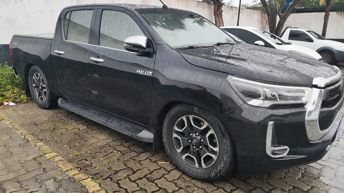 Polícia Civil recupera Hilux avaliada em R$ 180 mil após golpe contra idoso do Rio de Janeiro em Feira de Santana