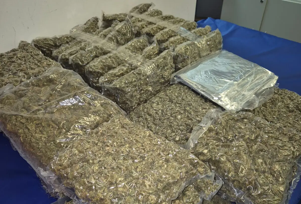 Três pessoas são presas por tráfico de drogas no Aeroporto de Salvador