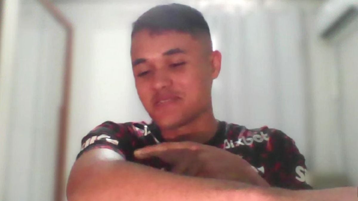 Daniel Oliveira emocionado após entrar no ônibus do Flamengo