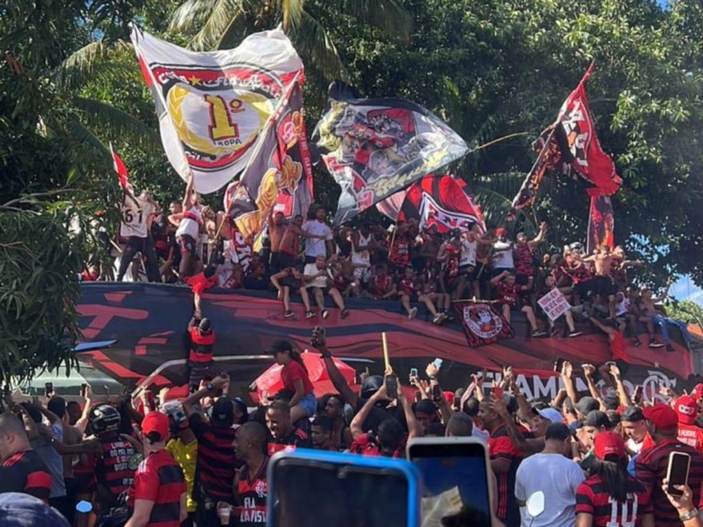 Daniel Oliveira torcedor do flamengo entrou no ônibus