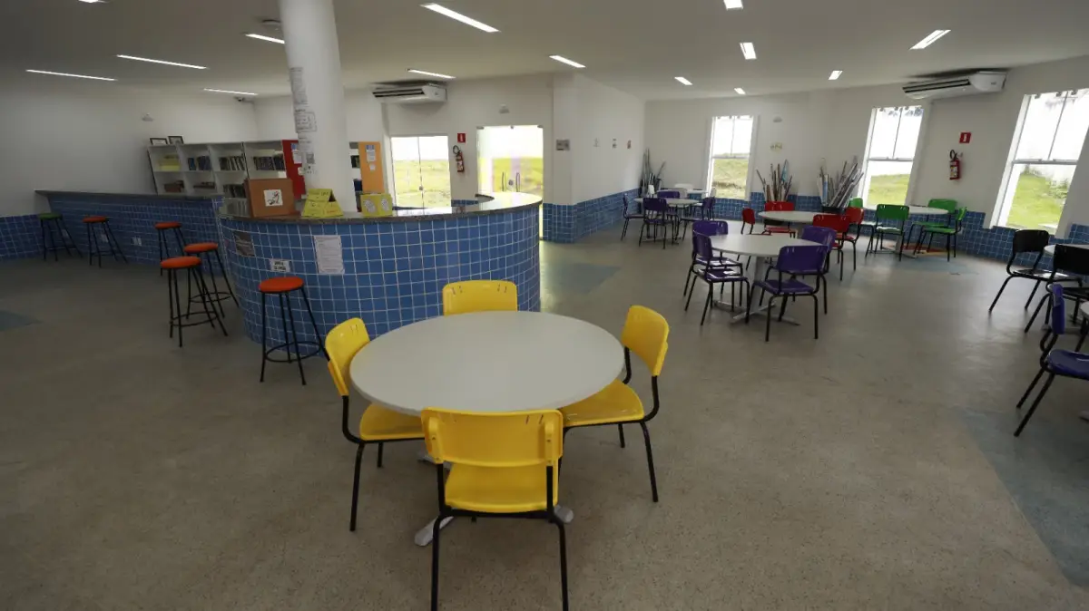 Em SAJ, governador entrega novo colégio, 57 viaturas policiais e autoriza ampliação de hospital