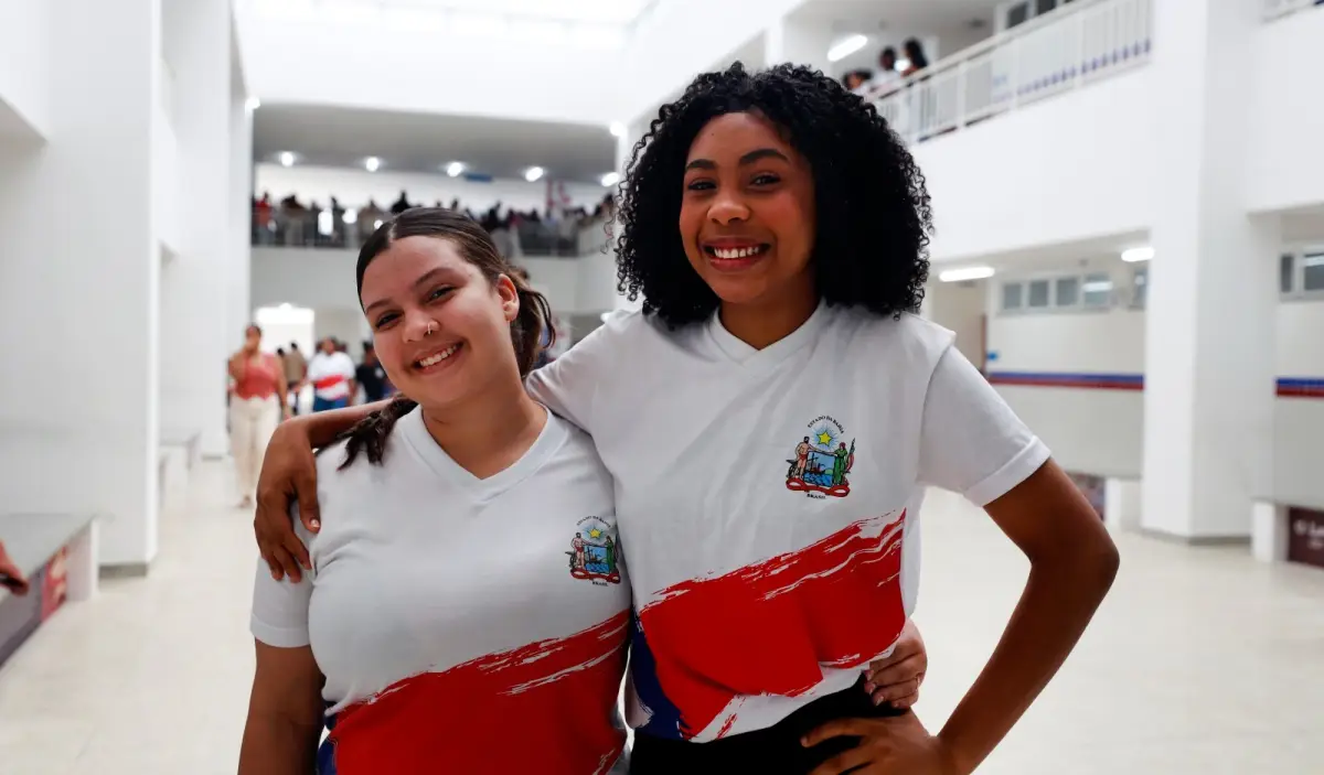 Em SAJ, governador entrega novo colégio, 57 viaturas policiais e autoriza ampliação de hospital