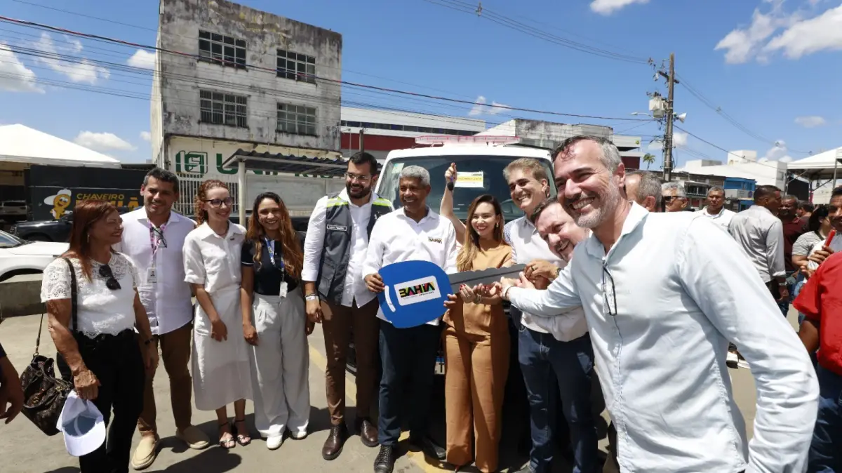 Em SAJ, governador entrega novo colégio, 57 viaturas policiais e autoriza ampliação de hospital