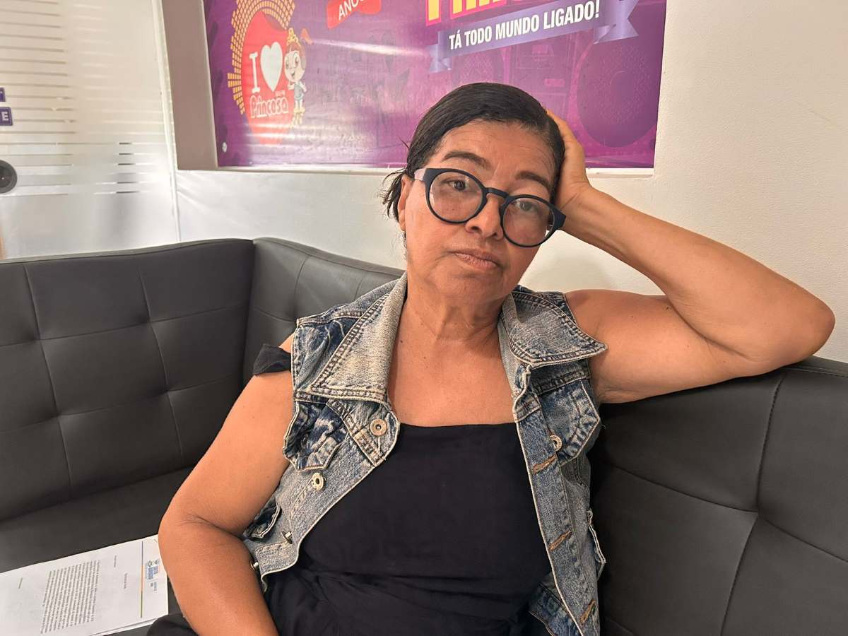 Mãe luta para garantir cuidados de filha com deficiência após corte de benefício do INSS