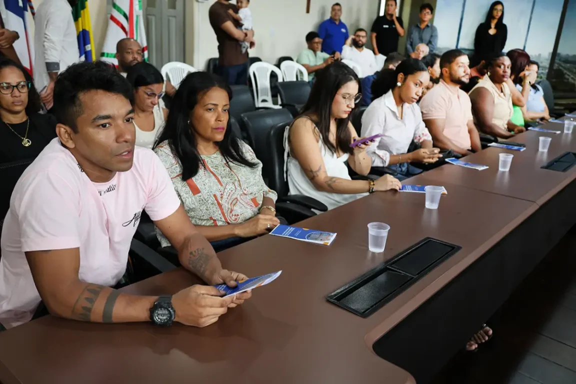 Mais 19 servidores são empossados no quadro efetivo da Prefeitura de Feira