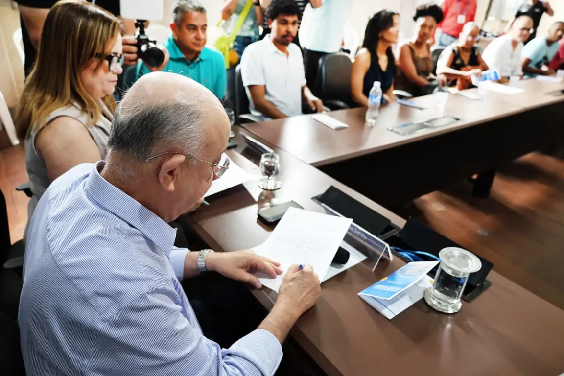 Mais 19 servidores são empossados no quadro efetivo da Prefeitura de Feira