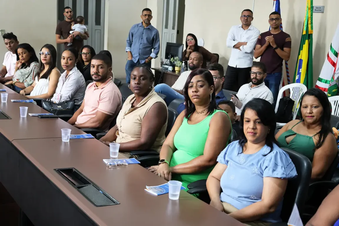 Mais 19 servidores são empossados no quadro efetivo da Prefeitura de Feira