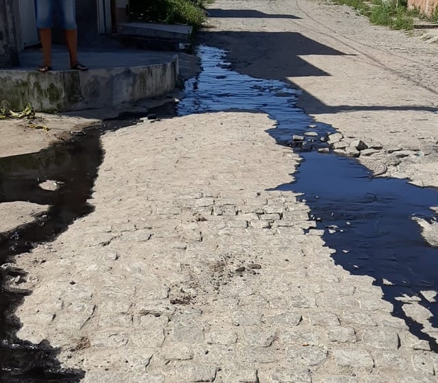 Óleo queimado transborda da rede de esgoto