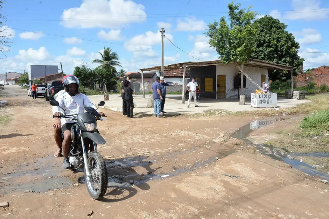 Prefeitura de Feira inicia obras de requalificação na Rua Sete Lagoas, na Mangabeira