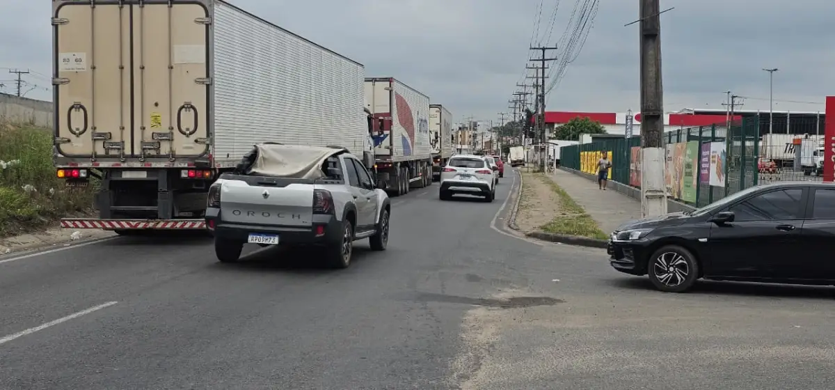 Carretas travam o trânsito próximo a redes atacadistas e atrapalham o deslocamento de moradores
