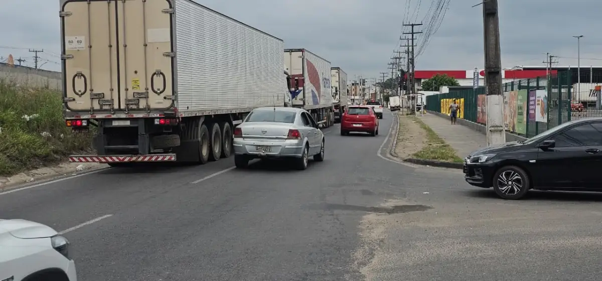 Carretas travam o trânsito próximo a redes atacadistas e atrapalham o deslocamento de moradores