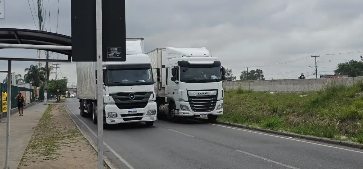 Carretas travam o trânsito próximo a redes atacadistas e atrapalham o deslocamento de moradores