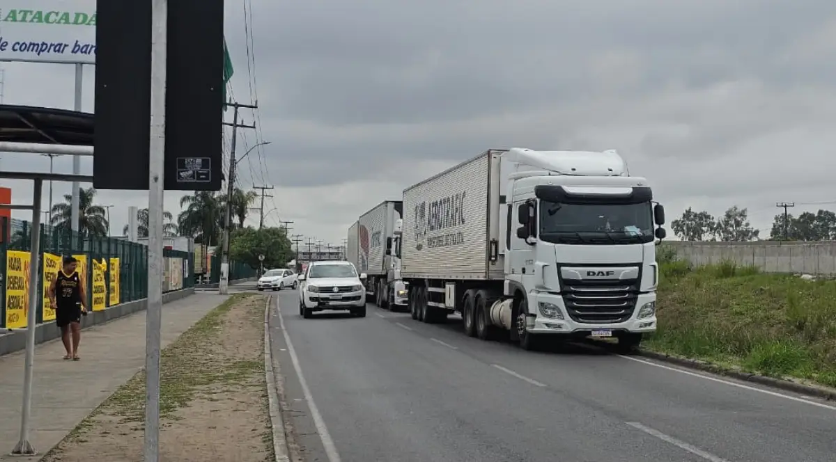 Carretas travam o trânsito próximo a redes atacadistas e atrapalham o deslocamento de moradores