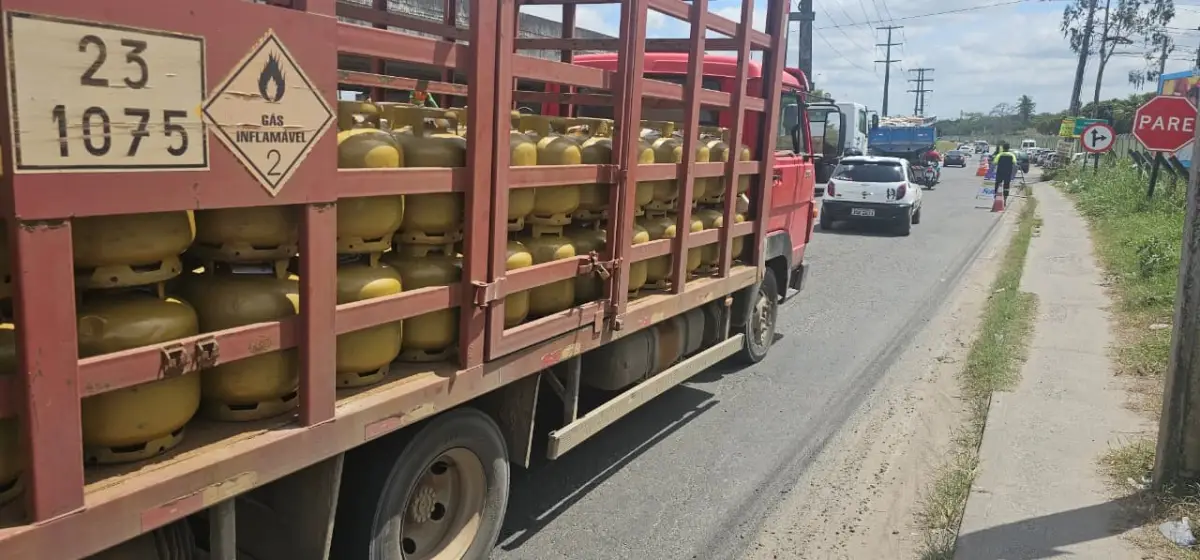 Trânsito da índia em Feira de Santana: tráfego segue caótico no entorno do viaduto da Senador