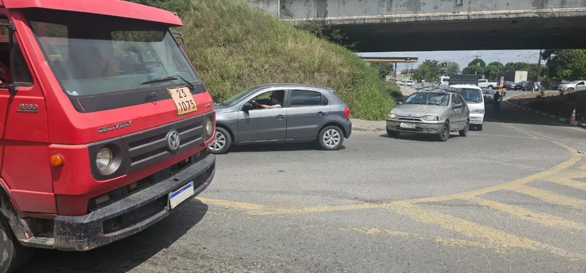 Trânsito da índia em Feira de Santana: tráfego segue caótico no entorno do viaduto da Senador