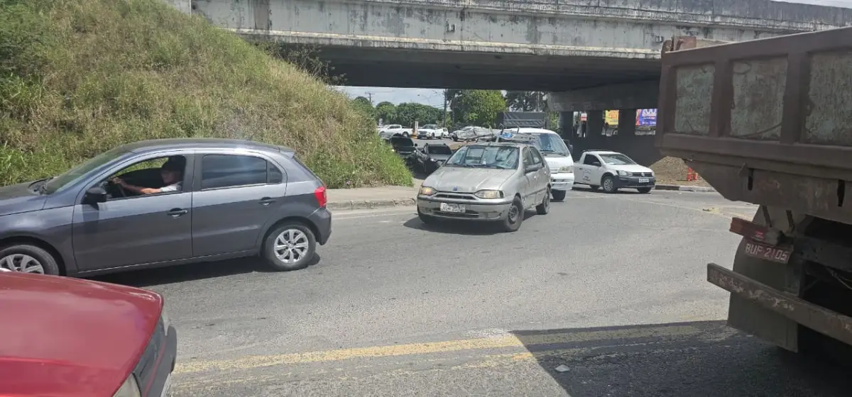 Trânsito da índia em Feira de Santana: tráfego segue caótico no entorno do viaduto da Senador