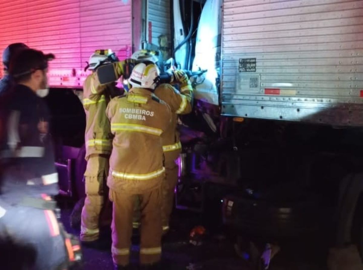 Acidente - Motorista morre após colisão entre duas carretas na BR-324, em Tanquinho