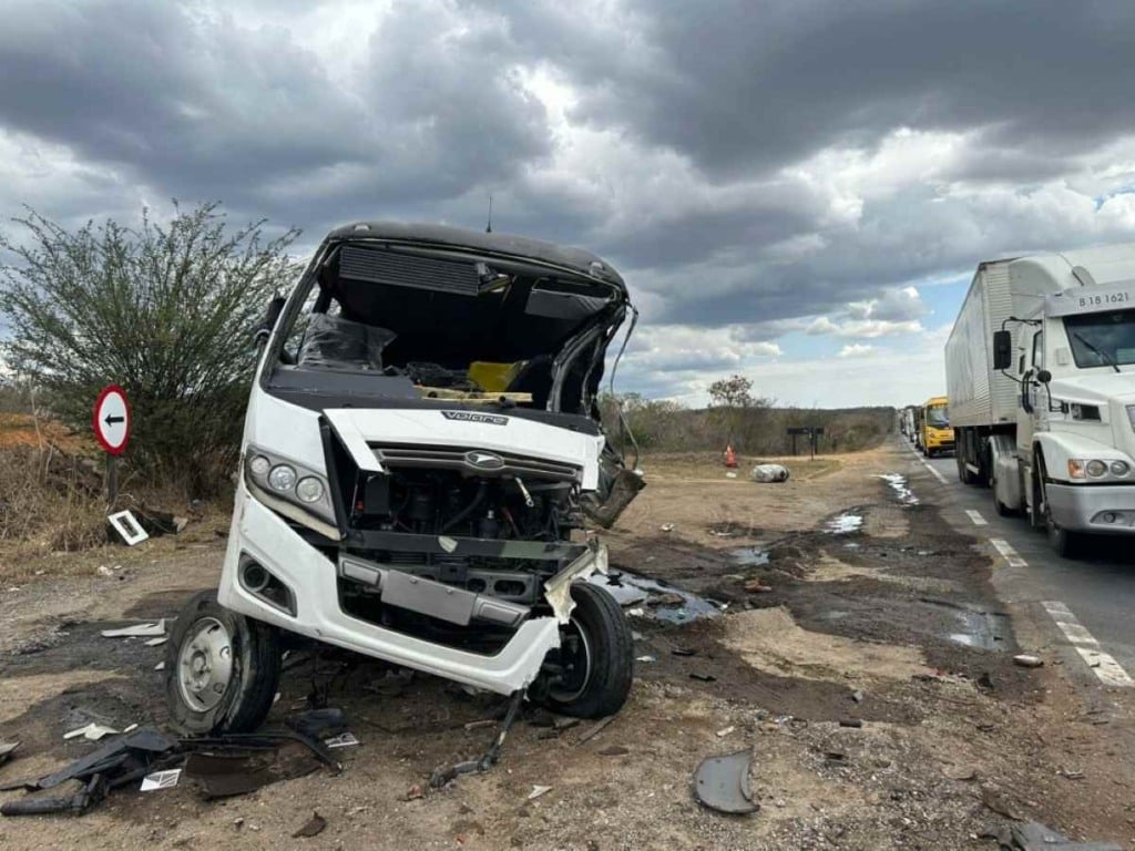 Colisão entre carreta e micro-ônibus causa interdição do trânsito em Jaguaquara