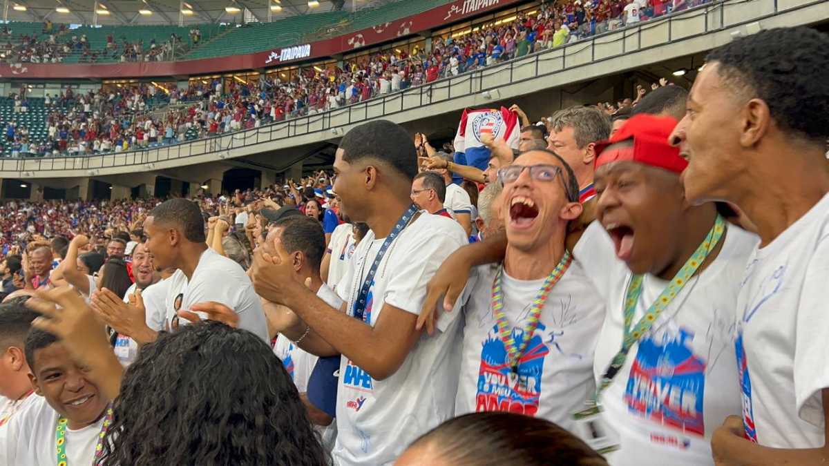 Embaixada Tricolor BBMB leva assistidos pela Apae para assistir Bahia x Bragantino na Arena Fonte Nova 