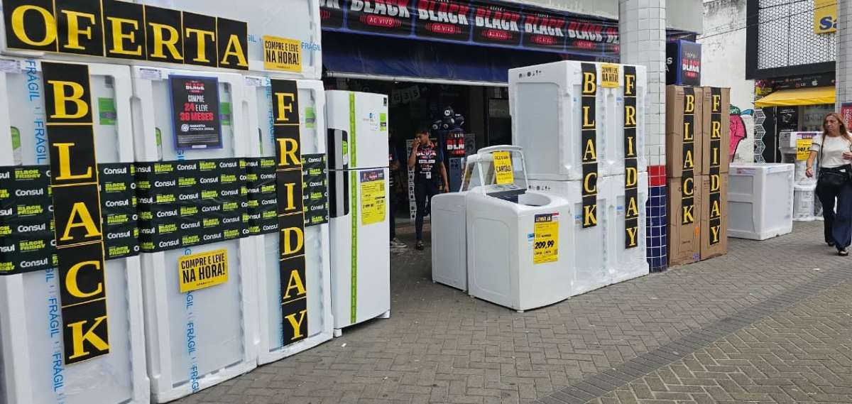 Descontos da Black Friday atraem consumidores para o centro de Feira de Santana