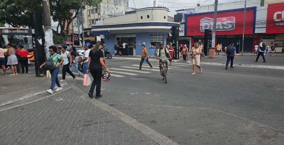 Descontos da Black Friday atraem consumidores para o centro de Feira de Santana