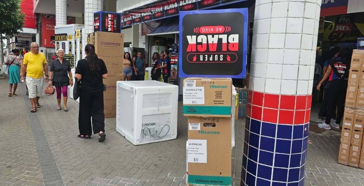 Descontos da Black Friday atraem consumidores para o centro de Feira de Santana