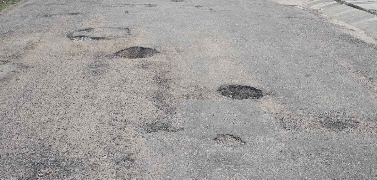 Buracos na via preocupam moradores da rua Venezuela no bairro Capuchinhos