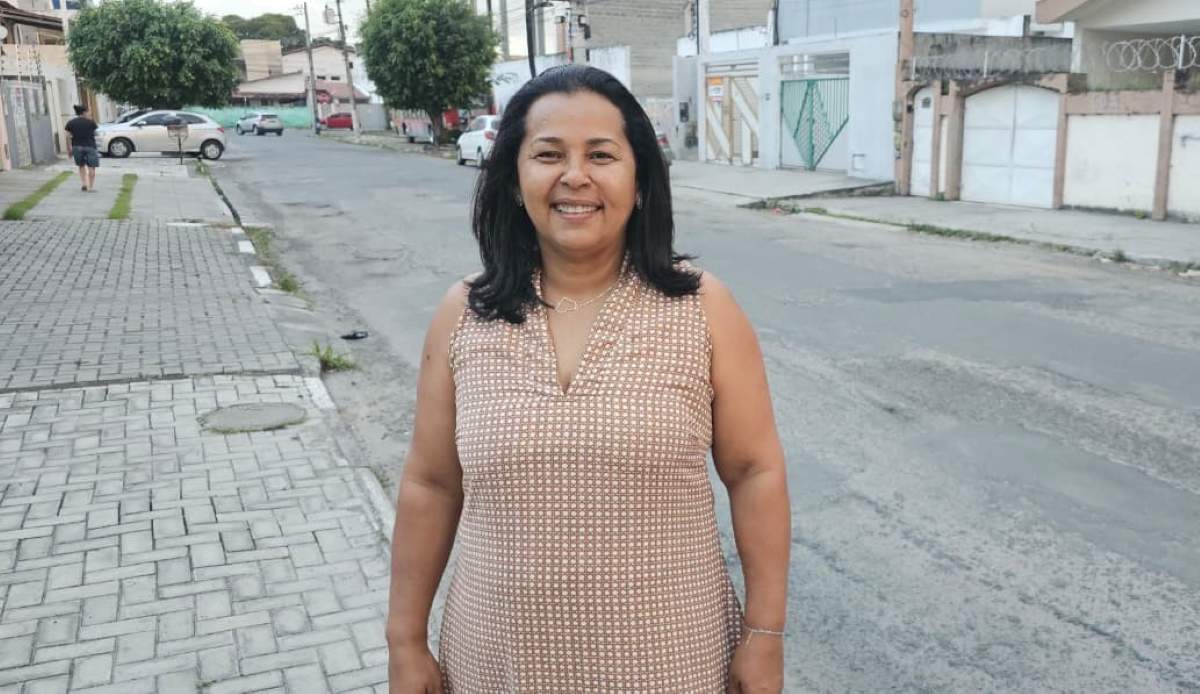 Janeide Xavier - Buracos na via preocupam moradores da rua Venezuela no bairro Capuchinhos