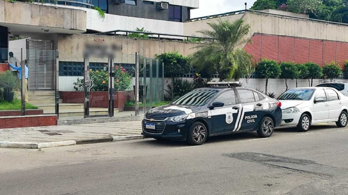 Draco cumpre mandados e apreende documentos na residência de cartorária afastada em Feira de Santana