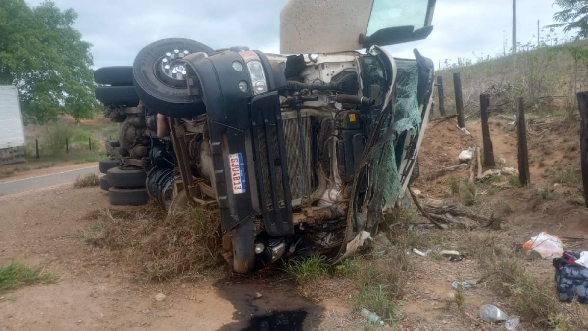 Carreta-baú com carga de biscoitos tomba na BR-330 em Maracás