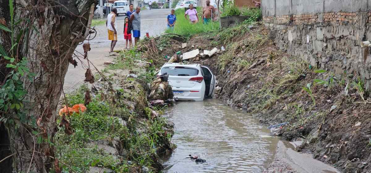 Carro em córrego