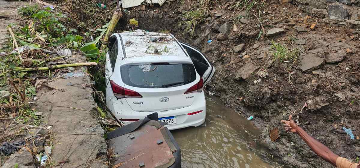 Carro em córrego