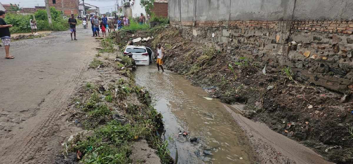 Carro em córrego