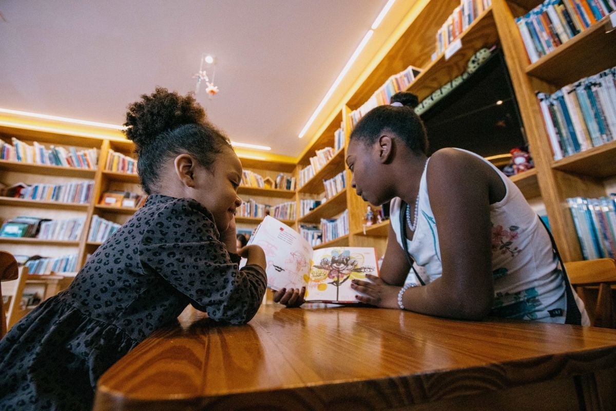 Crianças lendo na biblioteca do Instituto Pró-Saber SP