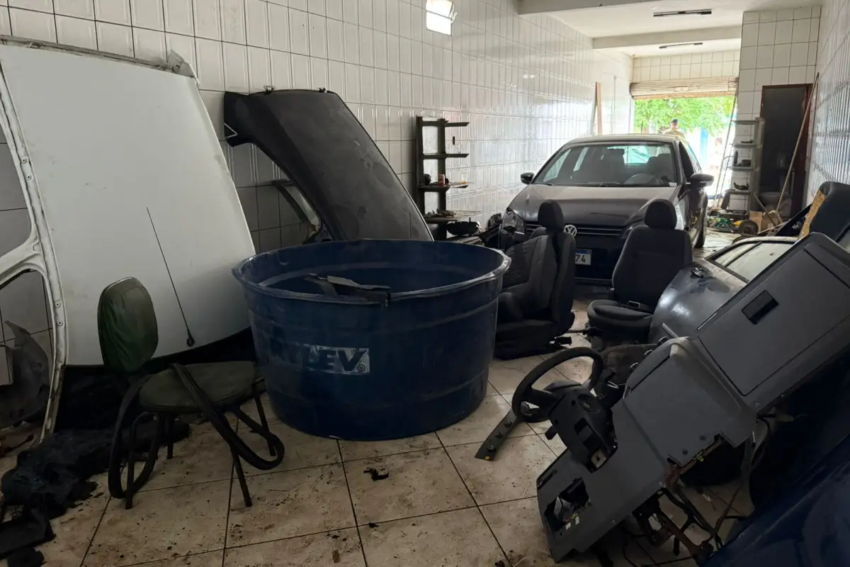 Polícia localiza veículo roubado e peças de automóveis em galpão da Baraúna, Feira de Santana