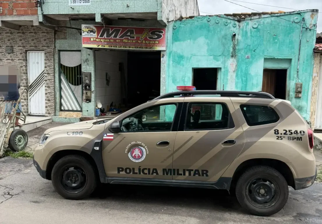 Polícia localiza veículo roubado e peças de automóveis em galpão da Baraúna, Feira de Santana