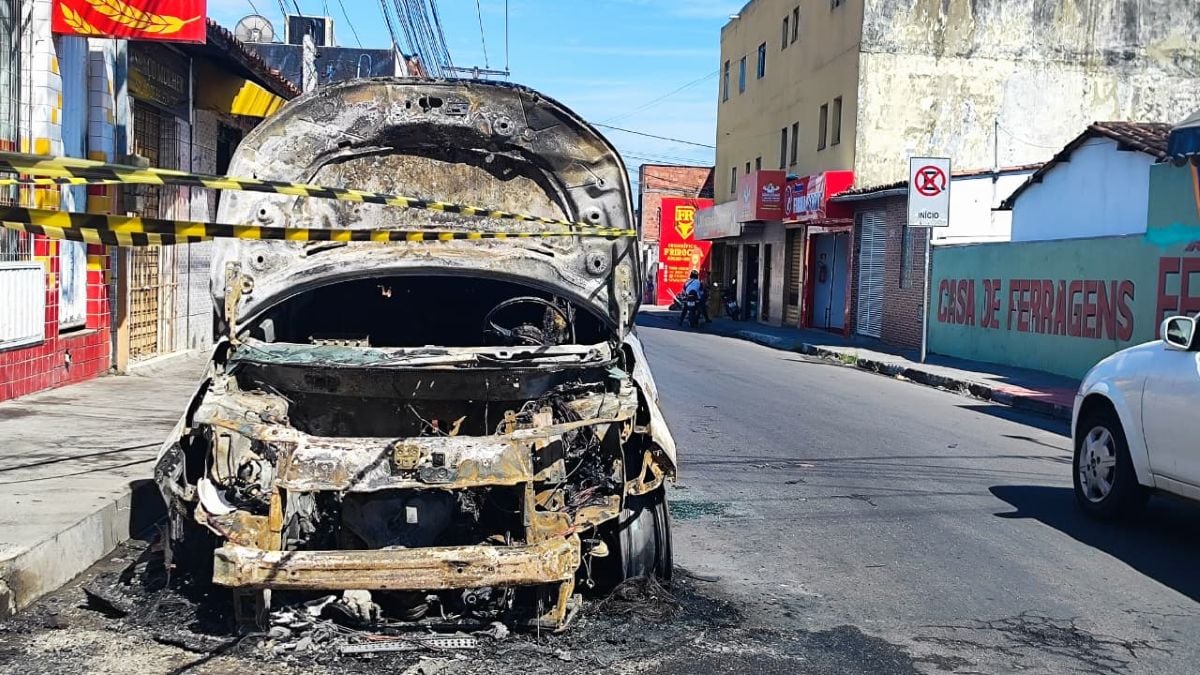 fiat mob pega fogo no conjunto feira x