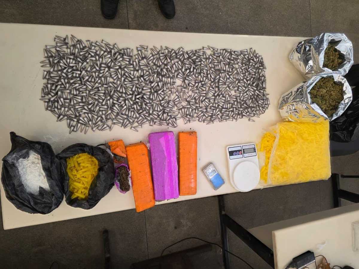 Mais de mil porções de drogas são apreendidas pela Polícia Militar em Candeias