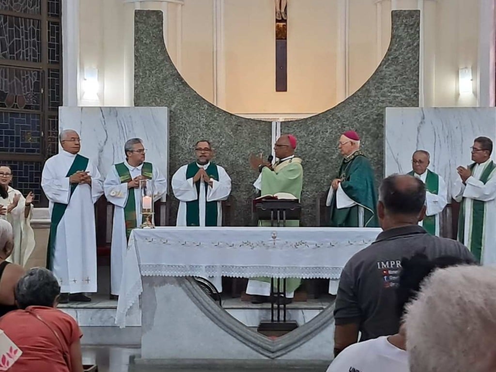 Dom Itamar Vian é homenageado pela Academia Feirense de Letras durante missa no Santuário Senhor dos Passos