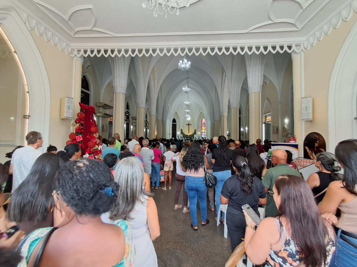 Dom Itamar Vian é homenageado pela Academia Feirense de Letras durante missa no Santuário Senhor dos Passos Dom Itamar Vian é homenageado pela Academia Feirense de Letras durante missa no Santuário Senhor dos Passos