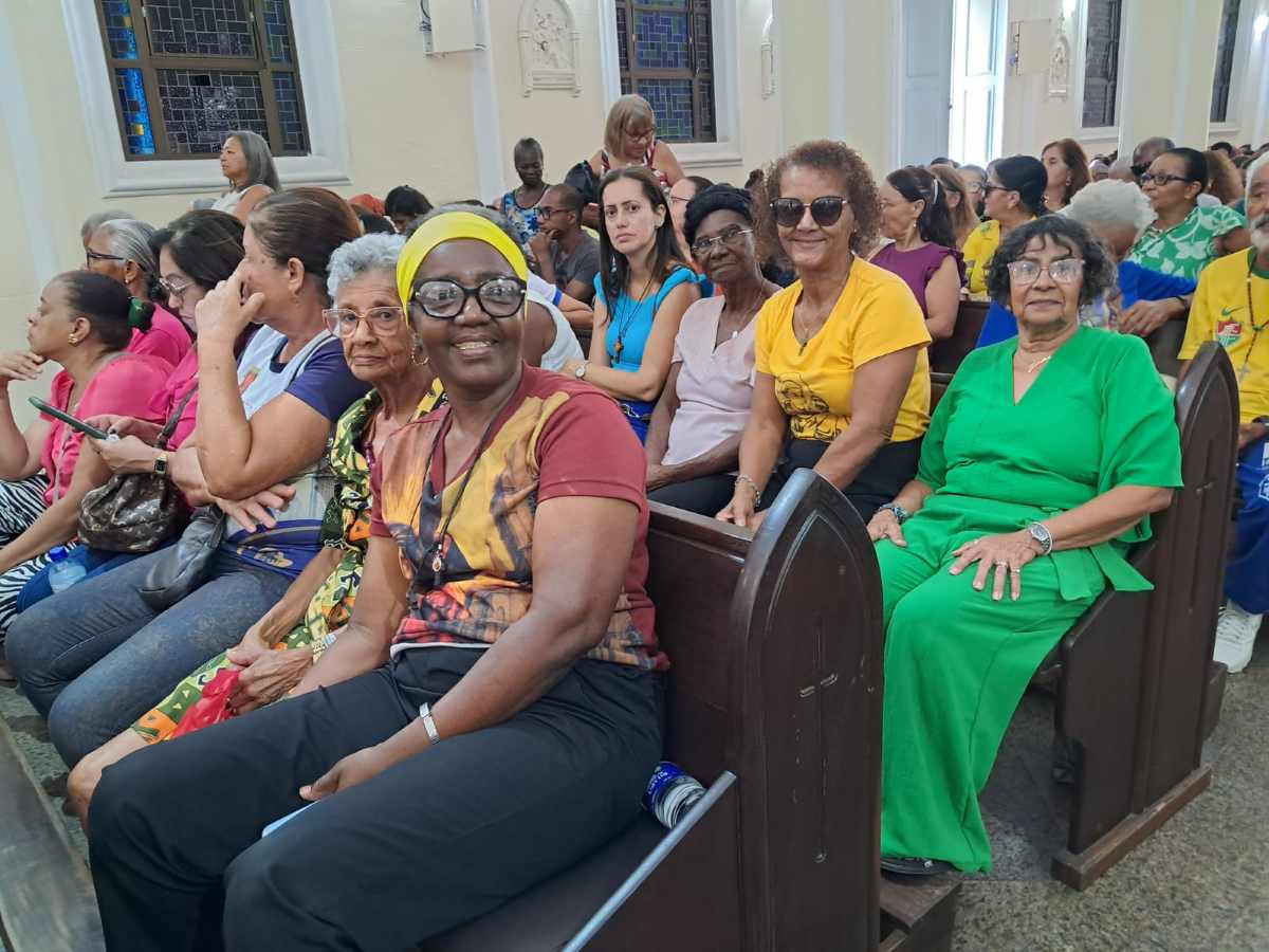 Dom Itamar Vian é homenageado pela Academia Feirense de Letras durante missa no Santuário Senhor dos Passos Dom Itamar Vian é homenageado pela Academia Feirense de Letras durante missa no Santuário Senhor dos Passos