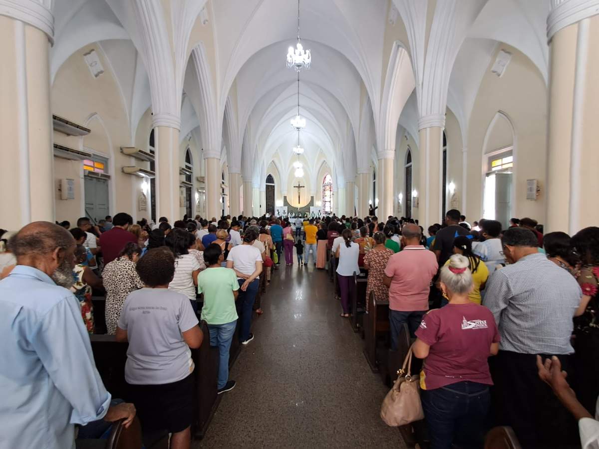 Dom Itamar Vian é homenageado pela Academia Feirense de Letras durante missa no Santuário Senhor dos Passos