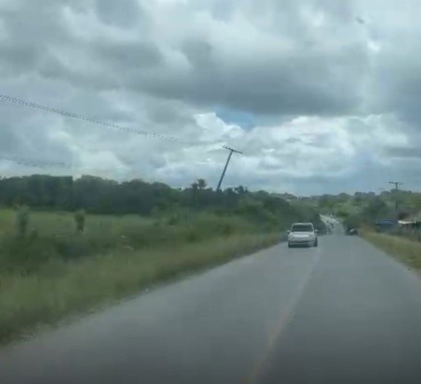 moradores relatam risco de queda de postes em Feira de Santana e região1