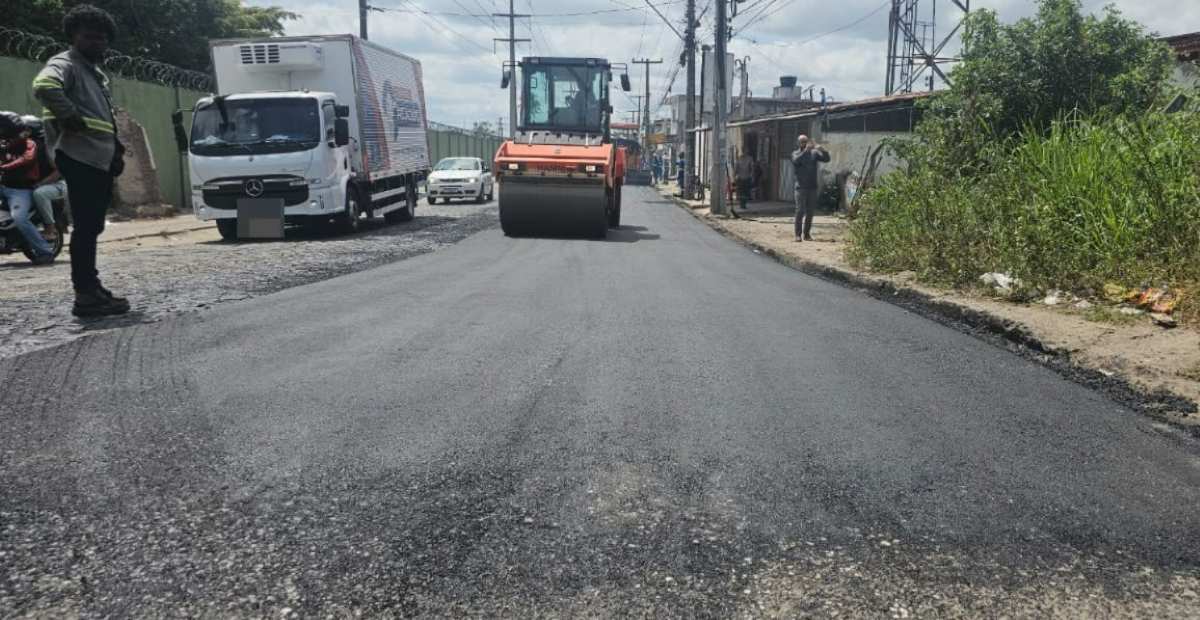 Obra asfáltica é iniciada na rua Olney São Paulo; prefeito anuncia investimento de R$ 150 milhões em pavimentação até 2027